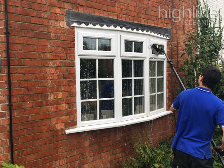 Window cleaner using a water-fed pole on a bay window